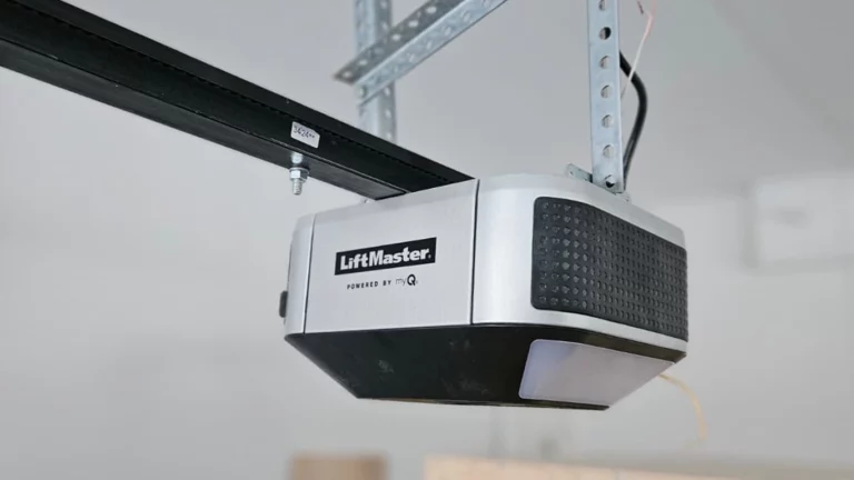 The new next-generation LeafMaster 84505 opener was installed in Billinge, Illinois.